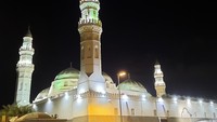 Pemandangan Masjid Quba saat malam hari terlihat semakin cantik. Lampu dengan berbagai warna terlihat menyorot dari berbagai penjuru. Foto: Getty Images