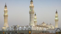 Masjid ini awalnya menempati lahan kebun kurma seluas 1.200 meter persegi. Kemudian, masjid direnovasi sehingga luasnya saat ini mencapai 5.860 meter persegi. Foto: Getty Images