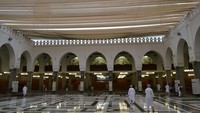 Seperti ini bagian dalam Masjid Quba. Para jamaah bisa beribadah dengan nyaman. Foto: Getty Images