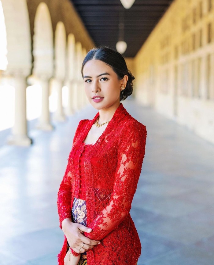 Maudy Ayunda mengenakan kebaya merah saat wisuda di Stanford University.