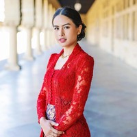 Maudy AyundaMaudy Ayunda adalah salah satu artis yang sering tampil berkebaya. Salah satu gayanya yang bisa jadi inspirasi kebaya di Hari Kartini adalah kebayanya saat wisuda ini. Foto: Instgram @maudyayunda