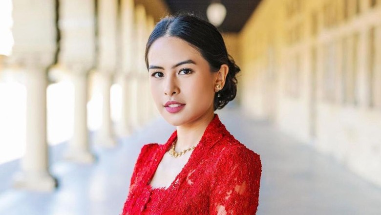 Maudy Ayunda mengenakan kebaya merah saat wisuda di Stanford University. Maudy Ayunda mengenakan kebaya merah saat wisuda di Stanford University.