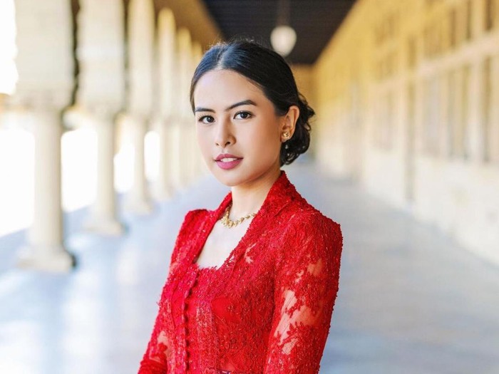 Maudy Ayunda mengenakan kebaya merah saat wisuda di Stanford University.