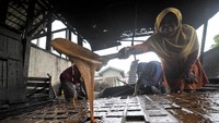 Produksi gula tebu ini dilakukan secara tradisional.