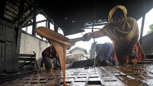 Melihat Proses Pembuatan Gula Tebu di Kerinci