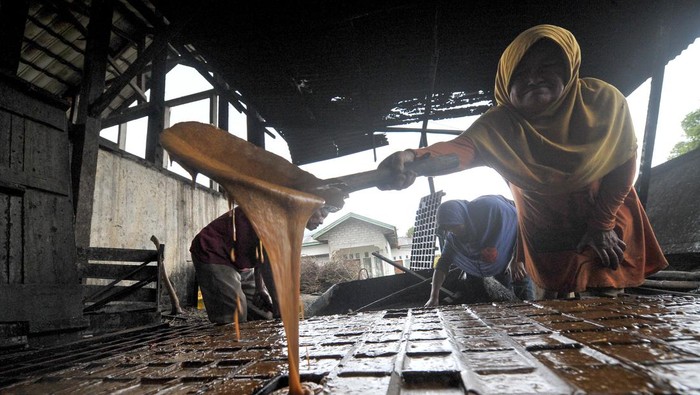 Melihat Proses Pembuatan Gula Tebu di Kerinci Warga mengangkat gula tebu cair sebelum proses cetak pembuatan gula tebu tradisional di Desa Lindung Jaya, Kayu Aro, Kerinci, Jambi, Jumat (4/11/2022). Dalam sepuluh tahun terakhir, sekitar 76 persen pelaku usaha pembuatan gula tebu yang sekaligus merupakan petani tebu di desa itu atau sekitar 23 keluarga dari 30 keluarga telah beralih usaha menjadi petani sayur karena tanaman sayur dinilai lebih ekonomis dan lebih mudah dikerjakan. ANTARA FOTO/Wahdi Septiawan/wsj.