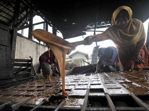 Melihat Proses Pembuatan Gula Tebu di Kerinci