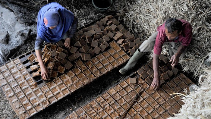 Melihat Proses Pembuatan Gula Tebu di Kerinci Warga mengangkat gula tebu cair sebelum proses cetak pembuatan gula tebu tradisional di Desa Lindung Jaya, Kayu Aro, Kerinci, Jambi, Jumat (4/11/2022). Dalam sepuluh tahun terakhir, sekitar 76 persen pelaku usaha pembuatan gula tebu yang sekaligus merupakan petani tebu di desa itu atau sekitar 23 keluarga dari 30 keluarga telah beralih usaha menjadi petani sayur karena tanaman sayur dinilai lebih ekonomis dan lebih mudah dikerjakan. ANTARA FOTO/Wahdi Septiawan/wsj.
