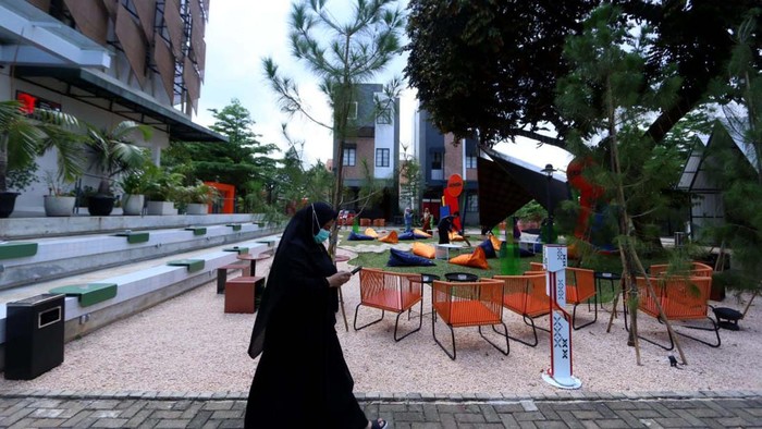 Menikmati Destinasi Wisata Kuliner di Jaktim Area hangout kuliner yang dinamakan Tengah People and Place Synthesis Huis hadir di Jakarta Timur. Para pecinta wisata kuliner, yuk kita lihat.