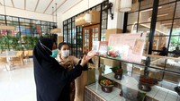 Wisata Kuliner di Jakarta Timur tersebut juga menawarkan beragam jenis kuliner dari berbagai wilayah di Indonesia, termasuk dari Japanese, hingga Italian cafe and restaurant, Filosofi Kopi, Melaty Parahyangan, Gotcha Freshtea, dan Bakmi Sedjuk.