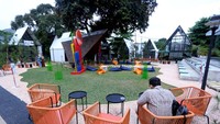 Warga menikmati wisata kuliner di Tengah People and Place Synthesis Huis yang berada di Cijantung, Jakarta Timur.