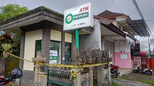 Mesin ATM Bank BPD Bali Capem Bebandem Karangasem, yang dibobol maling dipasangi garis polisi. (Foto: I Wayan Selamat Juniasa/detikBali)