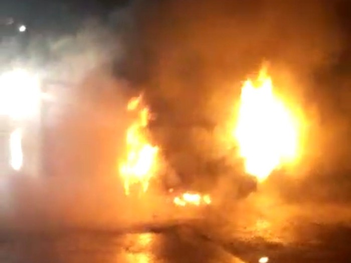 Mobil yang terbakar di jalan tol Medan