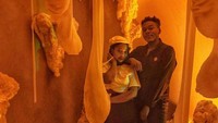 Jika ingin lebih dramatis ada ruangan yang dibuat mirip dengan gua. Bukannya batu-batu tetapi di ruangan ini dipenuhi lelehan keju-keju berukuran besar yang harus diwaspadai agar tak menabraknya. Foto: Instagram/pizzamuseum