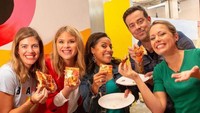 Museum ini juga cocok untuk disambangi bersama sahabat terdekat. Di sini kalian bisa mencicipi pizza-pizza dengan rasa yang klasik hingga unik. Foto: Instagram/pizzamuseum