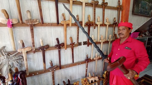 Pande Ketut Margita dengan salah satu keris ukuran satu meter dan puluhan keris buatannya di rumahnya di Banjar Pande, Desa Gubug, Kecamatan Tabanan, Sabtu (5/11/2022). (chairul amri simabur/detikBali).