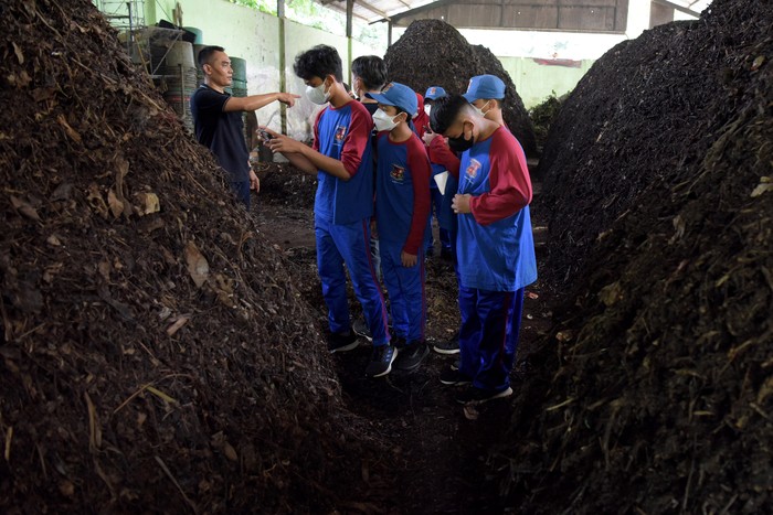 Sejumlah siswa SMP Budi Cendekia Islamic School mengikuti kegiatan Pekan Project Based Learning (PJBL) di Unit Pengolahan Sampah (UPS) Merdeka 2, Depok, Jabar, Sabtu (5/11/2022). Kegiatan belajar di luar ruang kelas itu guna meningkatkan pemahaman para siswa terkait pengolahan sampah terutama sampah organik menjadi kompos. ANTARA FOTO/Andika Wahyu/YU
 *** Local Caption ***
