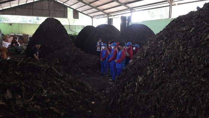 Sejumlah siswa SMP Budi Cendekia Islamic School mengikuti kegiatan Pekan Project Based Learning (PJBL) di Unit Pengolahan Sampah (UPS) Merdeka 2, Depok, Jabar, Sabtu (5/11/2022). Kegiatan belajar di luar ruang kelas itu guna meningkatkan pemahaman para siswa terkait pengolahan sampah terutama sampah organik menjadi kompos. ANTARA FOTO/Andika Wahyu/YU
 *** Local Caption ***