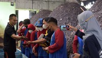 Sejumlah siswa SMP Budi Cendekia Islamic School mengikuti kegiatan Pekan Project Based Learning (PJBL) di Unit Pengolahan Sampah (UPS) Merdeka 2, Depok, Jabar, Sabtu (5/11/2022).