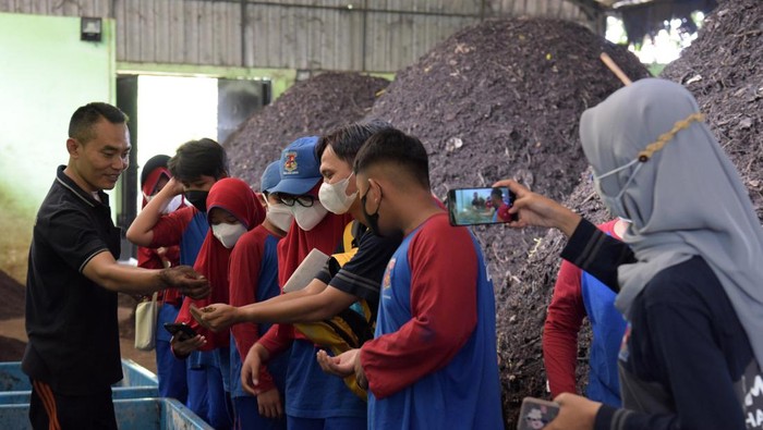 Peduli Lingkungan, Siswa SMP Ini Belajar Pengolahan Sampah Organik Sejumlah siswa SMP Budi Cendekia Islamic School mengikuti kegiatan Pekan Project Based Learning (PJBL) di Unit Pengolahan Sampah (UPS) Merdeka 2, Depok, Jabar, Sabtu (5/11/2022). Kegiatan belajar di luar ruang kelas itu guna meningkatkan pemahaman para siswa terkait pengolahan sampah terutama sampah organik menjadi kompos. ANTARA FOTO/Andika Wahyu/YU
*** Local Caption ***