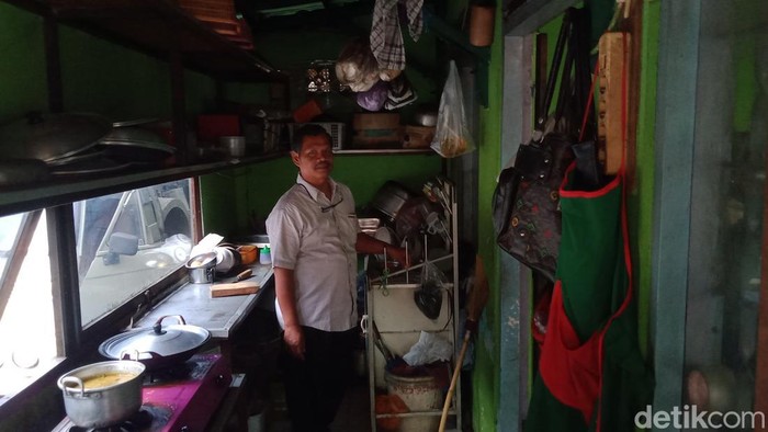 Pemilik warung menunjukkan lokasi pencurian di Warung Prasmanan 24 Jam Delanggu, Klaten, Sabtu (5/11/2022).