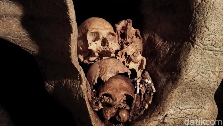 Penampakan tengkorak berjejer di Londa Toraja Utara. Penampakan tengkorak berjejer di Londa Toraja Utara.