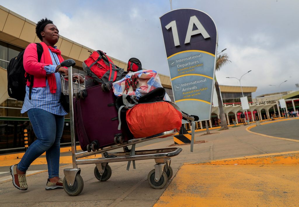 Penumpang terdampar saat pilot mogok kerja di Kenya Airways (REUTERS/THOMAS MUKOYA)