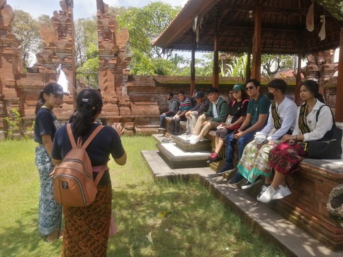 Peserta Bali Green Tour di Pura Batu Bolong Kuta. Berwisata dengan konsep green tour ini menjadi alternatif baru bagi kaum urban.