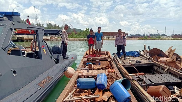 Polisi tangkap perompak kapal tongkang di Batam, Kepri.