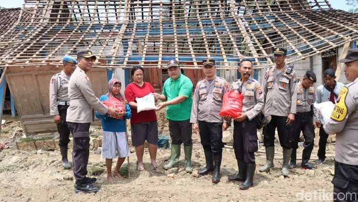 Polres Bojonegoro salurkan bantuan ke korban terdampak banjir bandang