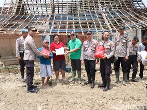 Korban Banjir Bandang Bojonegoro Dapat Paket Sembako