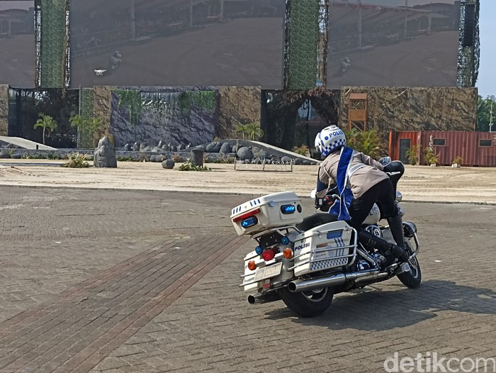 Polwan dari Polda Metro Jaya beraksi dengan motor besarnya. (Wildan Noviansah/detikcom)
