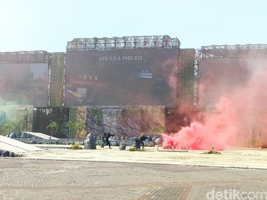 Polwan dari Polda Metro Jaya beraksi dengan motor besarnya. (Wildan Noviansah/detikcom)