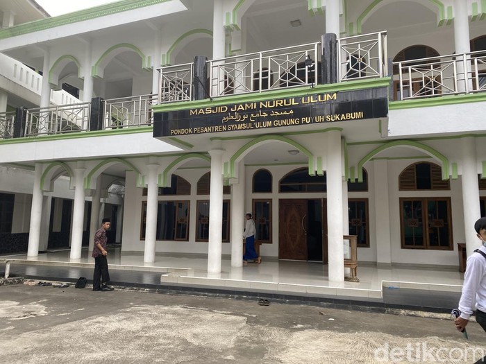 Pondok Pesantren Syamsul Ulum di Sukabumi yang didirikan KH Ahmad Sanusi.