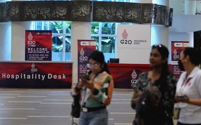Pesawat udara lepas landas di Bandara Internasional I Gusti Ngurah Rai, Badung, Bali, Sabtu (5/11/2022). Bandara Bali akan beroperasi selama 24 jam pada 12-18 November dengan pemberlakuan pembatasan operasi penerbangan (limited operation) untuk penerbangan reguler pada 13-17 November 2022 guna memastikan keamanan, keselamatan, dan kelancaran penerbangan selama rangkaian kegiatan Konferensi Tingkat Tinggi (KTT) G20. ANTARA FOTO/Fikri Yusuf/YU
