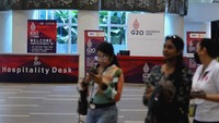 Tiga petugas berjalan di area Terminal Kedatangan Internasional Bandara Internasional I Gusti Ngurah Rai, Badung, Bali, Sabtu (5/11/2022).