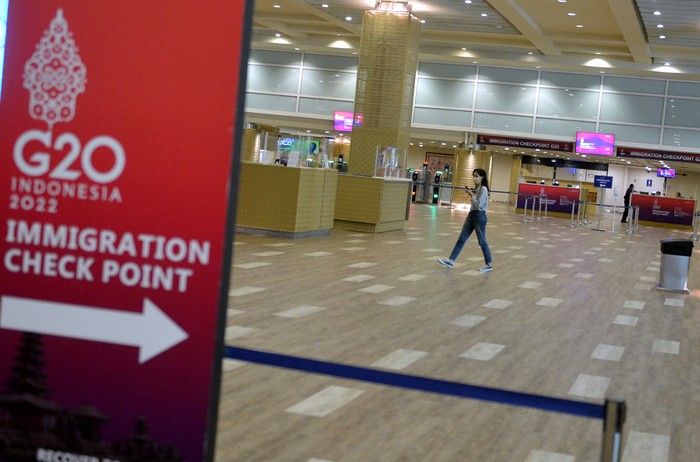 Pesawat udara lepas landas di Bandara Internasional I Gusti Ngurah Rai, Badung, Bali, Sabtu (5/11/2022). Bandara Bali akan beroperasi selama 24 jam pada 12-18 November dengan pemberlakuan pembatasan operasi penerbangan (limited operation) untuk penerbangan reguler pada 13-17 November 2022 guna memastikan keamanan, keselamatan, dan kelancaran penerbangan selama rangkaian kegiatan Konferensi Tingkat Tinggi (KTT) G20. ANTARA FOTO/Fikri Yusuf/YU