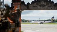 Pesawat udara melintas di taxiway Bandara Internasional I Gusti Ngurah Rai, Badung, Bali, Sabtu (5/11/2022).