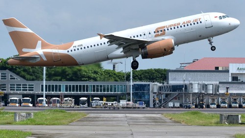 Pesawat udara lepas landas di Bandara Internasional I Gusti Ngurah Rai, Badung, Bali, Sabtu (5/11/2022). Bandara Bali akan beroperasi selama 24 jam pada 12-18 November dengan pemberlakuan pembatasan operasi penerbangan (limited operation) untuk penerbangan reguler pada 13-17 November 2022 guna memastikan keamanan, keselamatan, dan kelancaran penerbangan selama rangkaian kegiatan Konferensi Tingkat Tinggi (KTT) G20. ANTARA FOTO/Fikri Yusuf/YU