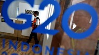 Petugas beraktivitas di area General Aviation Terminal (GAT) Bandara Internasional I Gusti Ngurah Rai, Badung, Bali, Sabtu (5/11/2022).