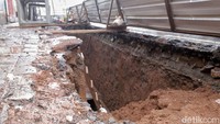 Proyek tersebut sudah berlangsung sekitar 4 bulan dan namun belum juga selesai.