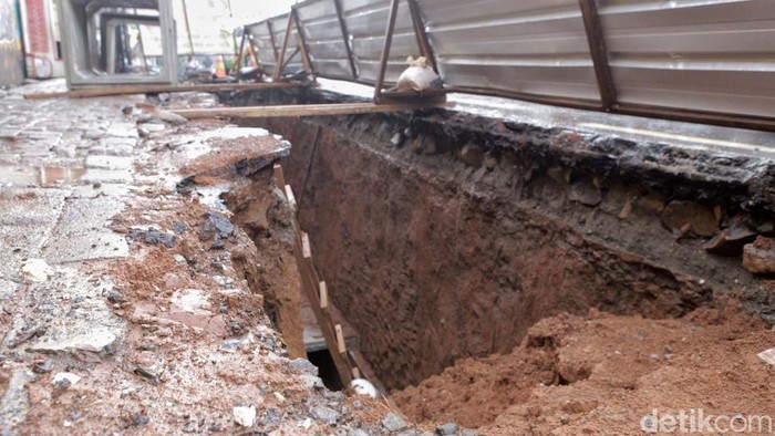 Potret Proyek Gorong-gorong di Pejatan yang Belum Juga Kelar Pengerjaan saluran air di Jalan Pejaten Raya, Jakarta Selatan, belum juga kelar. Akibat proyek ini, lalu lintas di jalan tersebut tersendat.