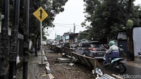Proyek pembangunan gorong-gorong ini menyebabkan kemacetan karena jalan menjadi menyempit.