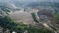Bendungan ini didesain untuk mengurangi debit banjir yang masuk ke Jakarta dengan menahan aliran air dari Gunung Gede dan Gunung Pangrango sebelum sampai ke Bendung Katulampa yang kemudian mengalir ke Sungai Ciliwung. Rampungnya pembangunan Bendungan Ciawi akan mereduksi banjir sebesar 111,75 m3 per detik. (ANTARA FOTO/Raisan Al Farisi)