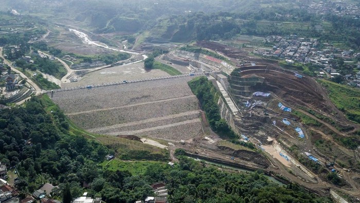 Foto udara proyek pembangunan Bendungan Ciawi di Kabupaten Bogor, Jawa Barat, Sabtu (5/11/2022). Kontraktor proyek pembangunan Bendungan Ciawi PT Brantas Abipraya menargetkan bendungan yang memiliki volume tampung 6.05 juta m3 dan luas genangan 39,40 hektare tersebut akan rampung pada akhir tahun 2022 yang nantinya akan mereduksi banjir sebesar 111,75 meter kubik per detik. ANTARA FOTO/Raisan Al Farisi/YU