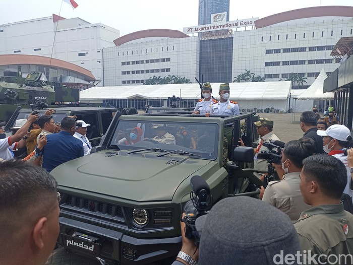 Prabowo dan anak-anak naik kendaraan taktis (rantis) Morino MV Cruiser di Indo Defence 2022. (Wildan Noviansah/detikcom) Prabowo dan anak-anak naik kendaraan taktis (rantis) Morino MV Cruiser di Indo Defence 2022. (Wildan Noviansah/detikcom)