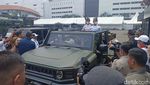 Potret Prabowo Jadi Sopir Odong-odong Militer Demi Anak-anak