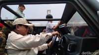 Menteri Pertahanan Prabowo Subianto dan anak-anak bercengkrama di Indo Defence 2022, pameran alutsista di Jakarta. Prabowo rela jadi ‘sopir odong-odong’.