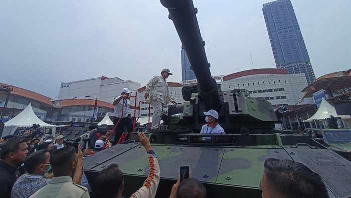 Prabowo saat naik ke tank dan ransus di Indo Defence 2022 (Wildan-detikcom)