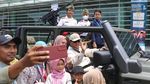 Potret Prabowo Jadi Sopir Odong-odong Militer Demi Anak-anak